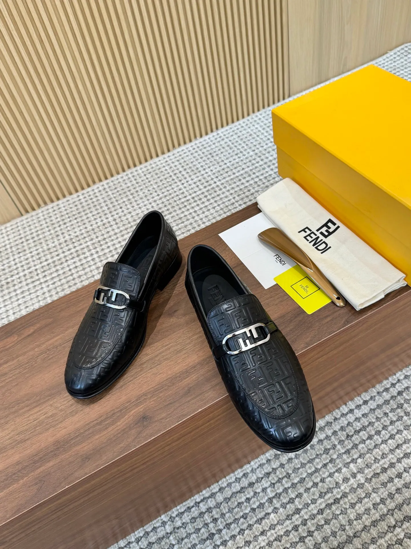 [FENDI] Top P: 980💰 ▪️Size: Men's 39-44. (Customized at 38.45.46) Fendi men's business casual leather shoes Imported brand cloth/calfskin/open edge beads/brand logo printing -Inside: Comfortable cowhide lining -Outsole: Genuine leather outsole with rubber backing embedded in the heel, perfect injection molding -Ultra-high quality control·Fine workmanship: highlighted (high-end·luxury·grade)